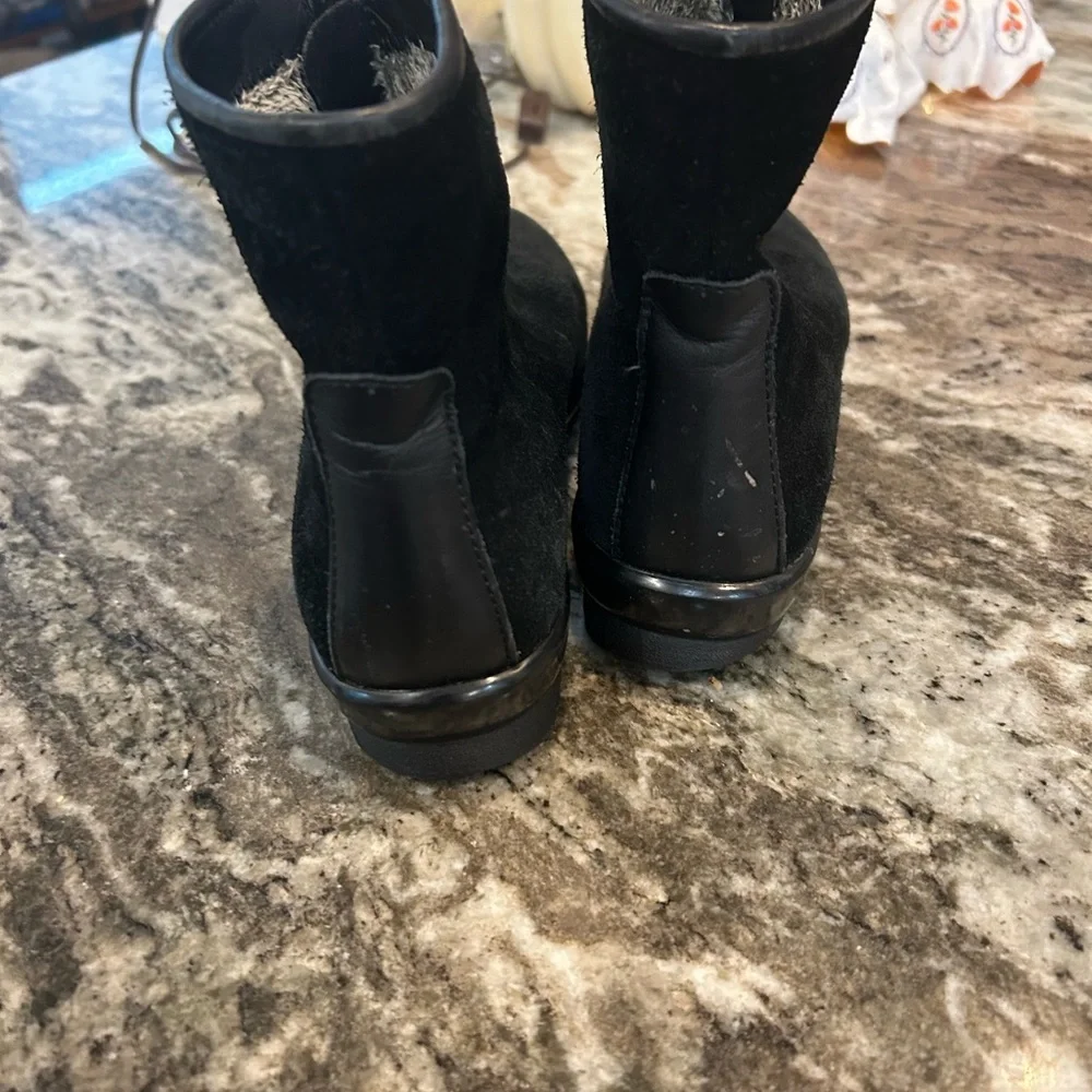 La CANADIENNE Black suede Ankle Boot, 6.5, soft lining. Has wear/stains but GUC - Picture 4 of 11